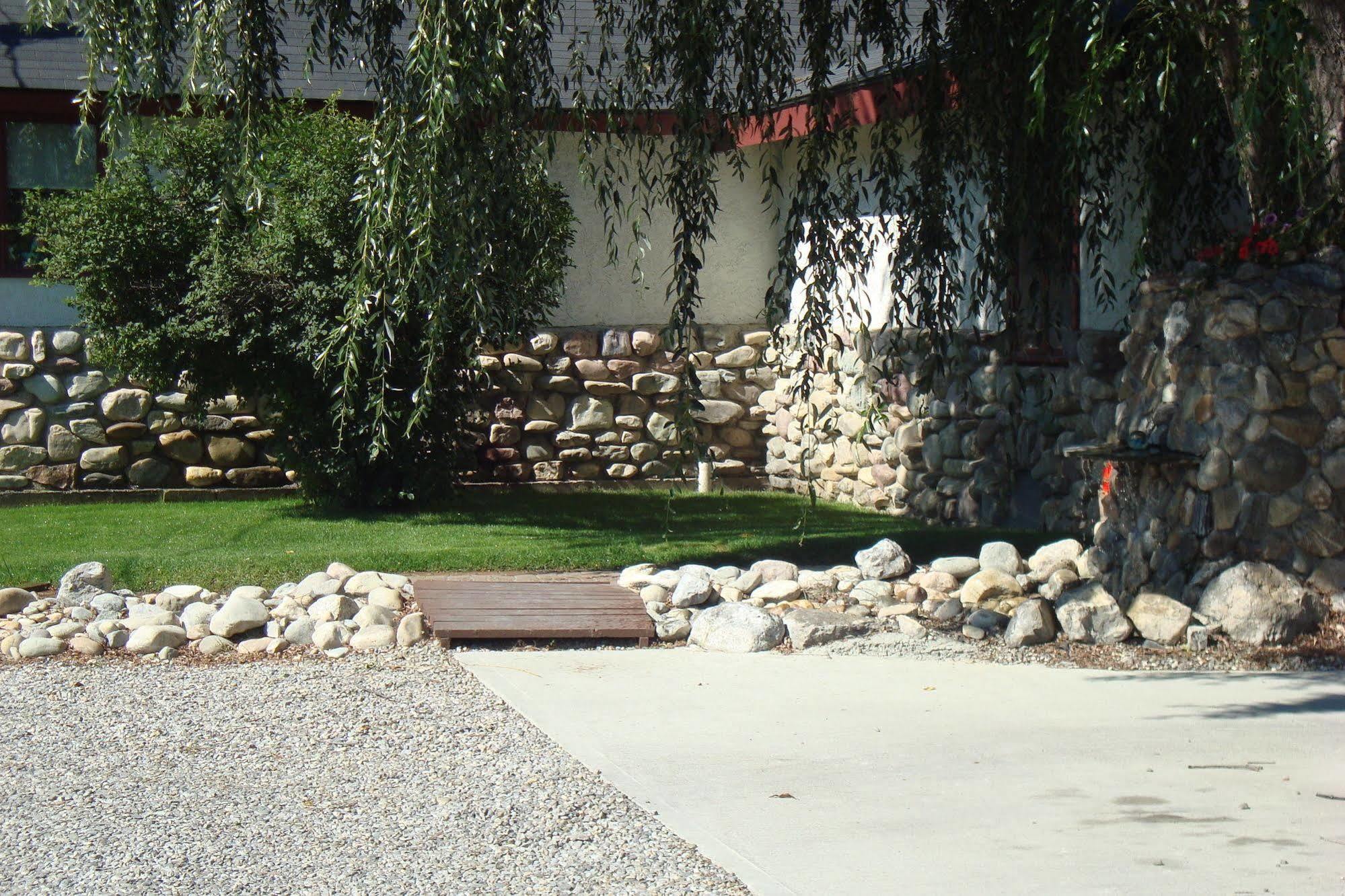 Ypc Fitness & Accomodations Invermere Exterior photo